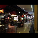 Der Food-Court im Untergeschoss eines riesigen Einkaufszentrums